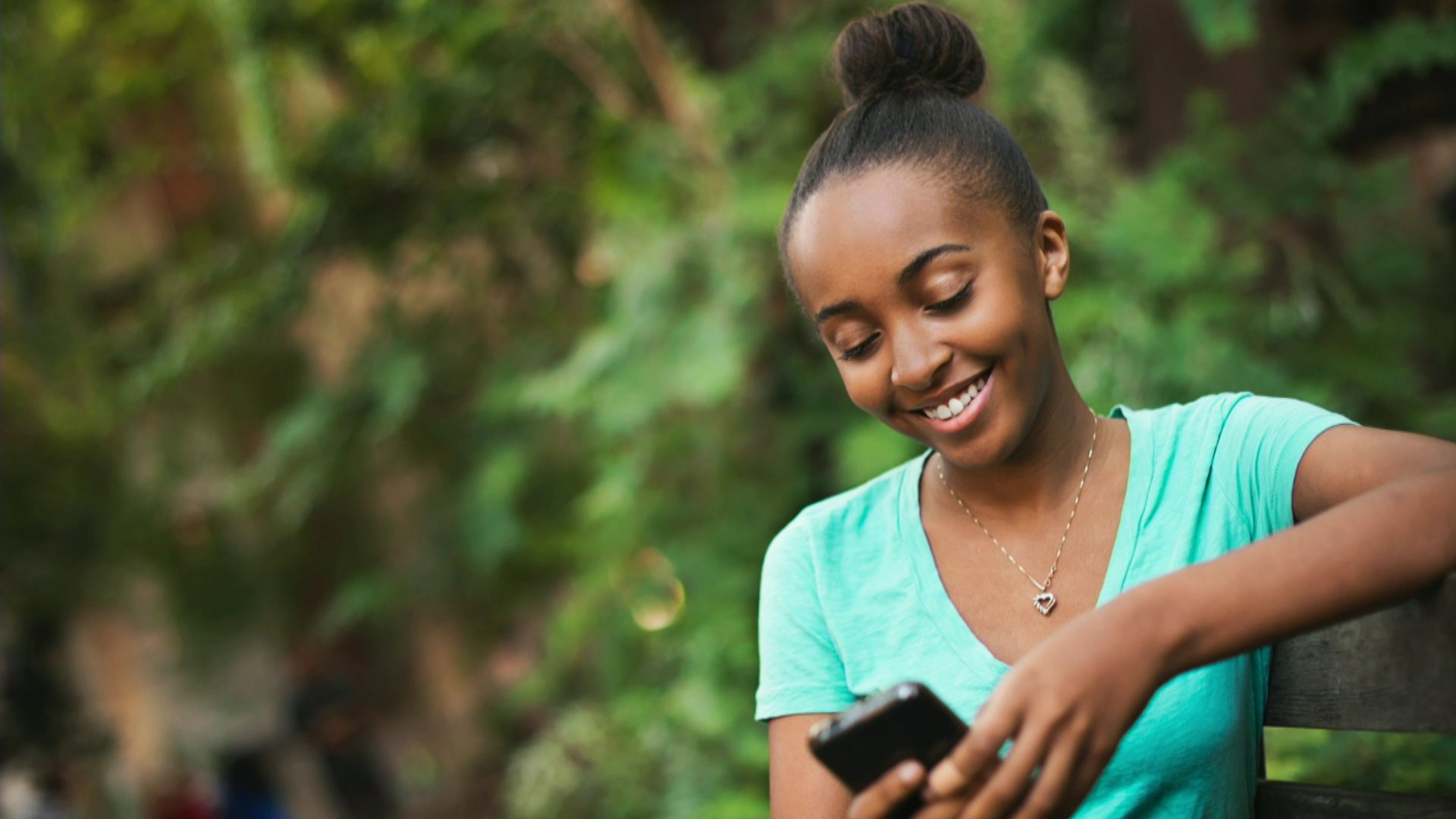 Use black. Нигерия мобильный телефон. Lady with Phone. African people with Phones. Black woman holding Shamboo.