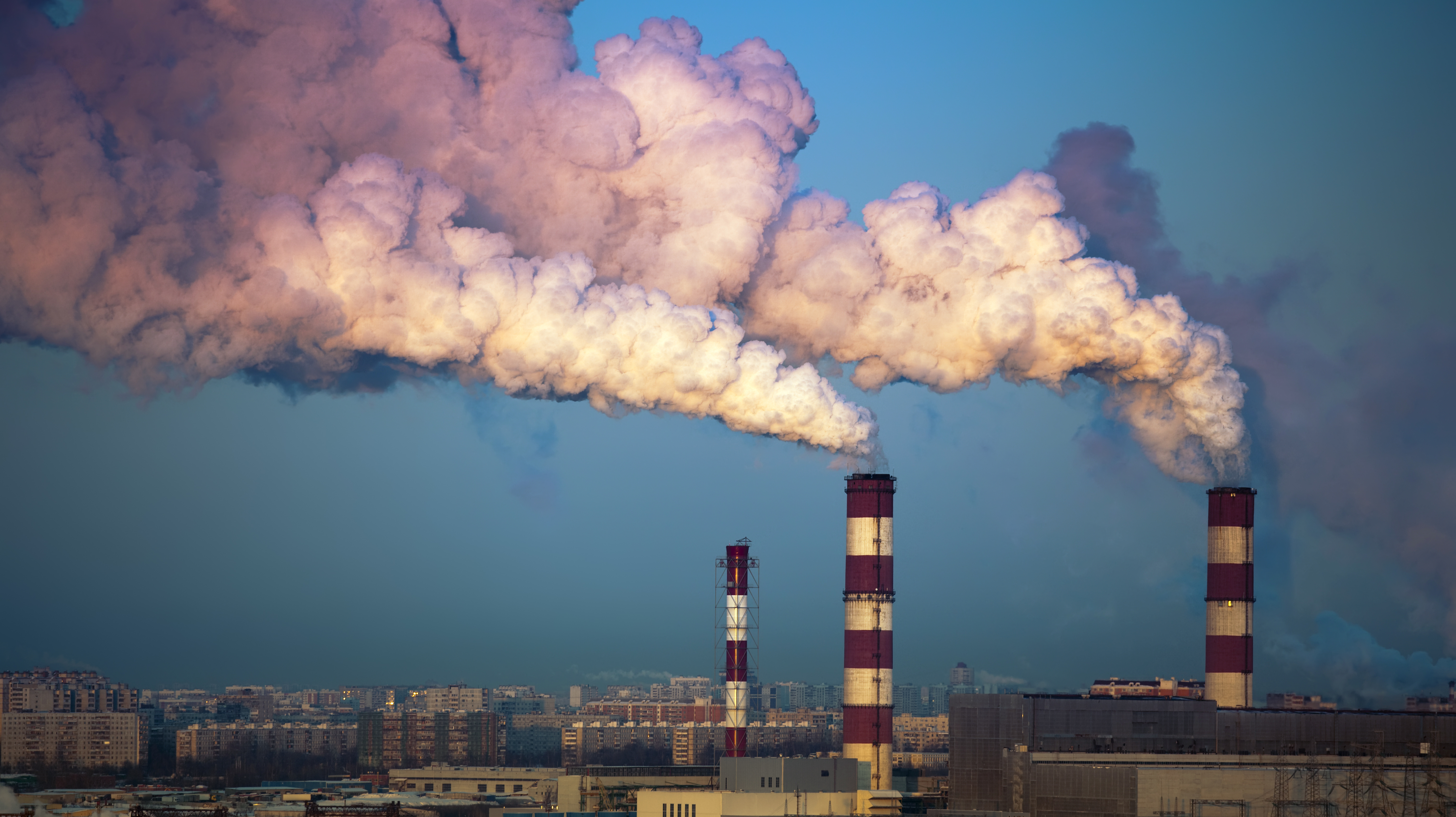 Загрязнение воздуха. Тепловые электростанции России загрязняющие атмосферы. Вредные выбросы в атмосферу. Заводы загрязняют воздух. Заводы загрязняющие окружающую среду.
