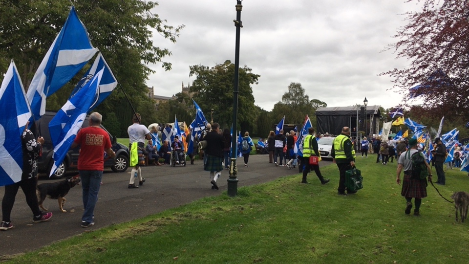 Independence's yes march Dumfrline title=