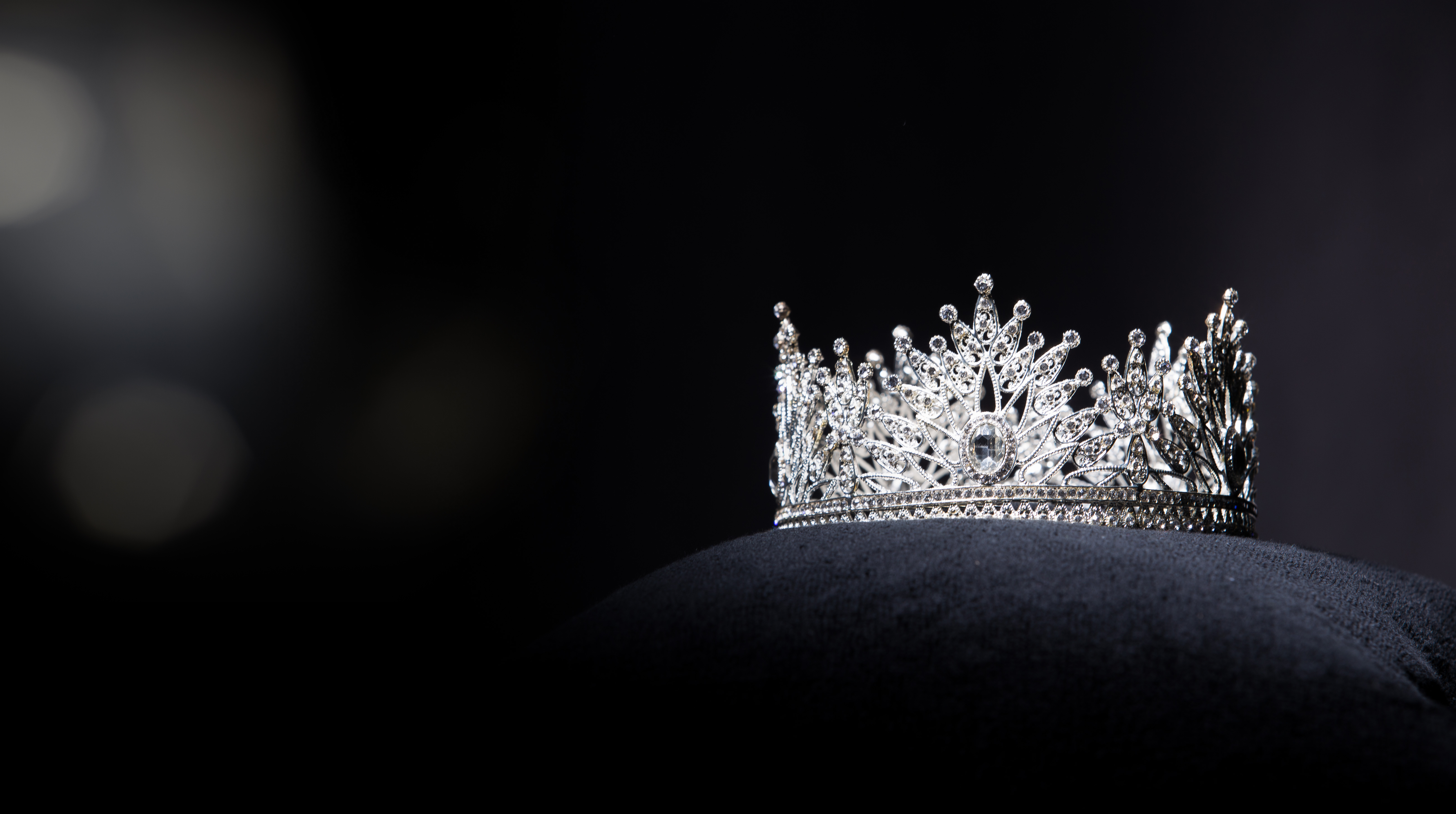 Корона на черном фоне. Корона Мисс Вселенная. Тиары Монако. Диадема Мисс Вселенная. Диадема Ампир.